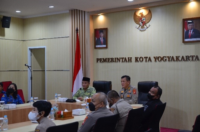 Penandatanganan kesepakatan kerja sama pemanfaatan CCTV antara Pemkot Yogyakarta dan Polda DIY, Kamis (22/12). Sumber: jogjakota.go.id