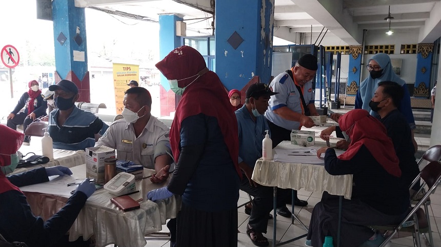 Kegiatan tes kesehatan sopir bus di Terminal Giwangan, Yogyakarta. Foto: jogjakota.go.id