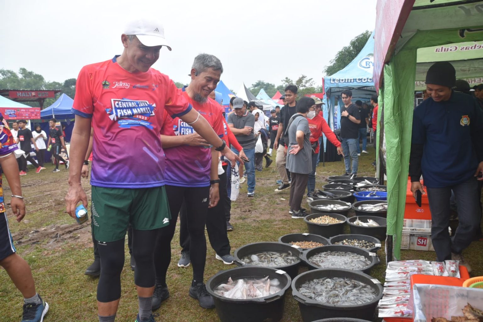 Gubernur Jawa Tengah, Ganjar Pranowo saat menghadiri Central Java Fish Market. Foto: jatengprov.go.id