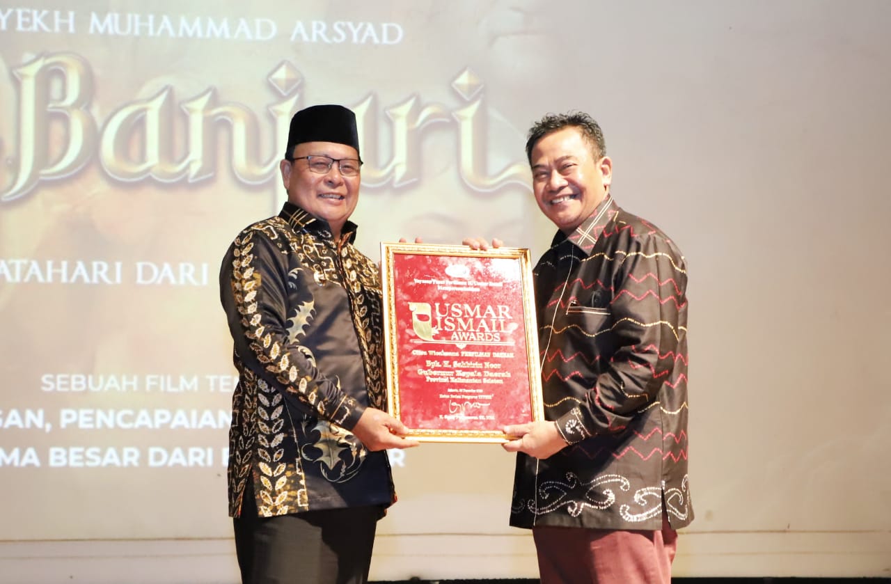 Gubernur Kalsel, Sahbirin Noor saat menerima penghargaan Citrawicaksana Perfilman Daerah pada Usmar Ismail Award 2022. Foto: Adpim Kalsel