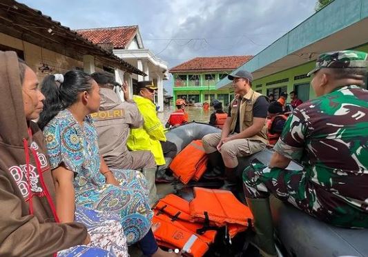 Bupati Kendal, Dico M. Ganinduto bersama BPBD dan TNI-Polri mengevakuasi warga terdampak banjir. Foto: Instagram @pemkab.kendal