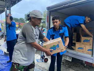 Penyerahan bantuan untuk para korban rob. Sumber Foto: instagram @humas.tirtamulia