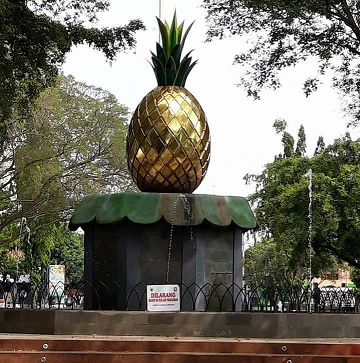 Monumen Nanas. Sumber: Facebook/Alun-Alun Pemalang