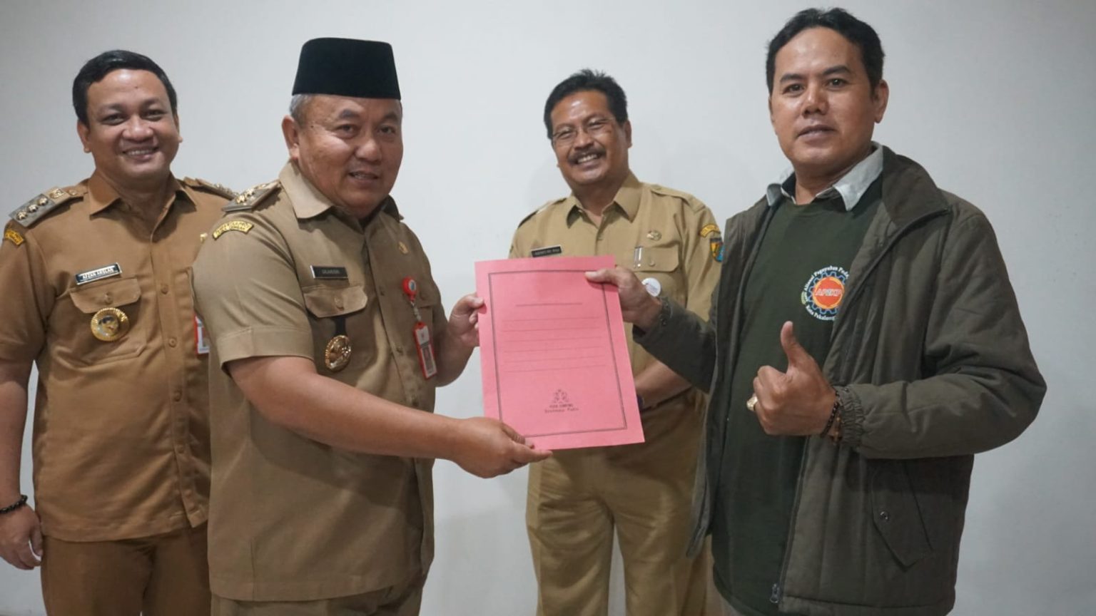 Penyerahan secara simbolis bantuan dari Pemkot Pekalongan kepada pedagang Pasar Senggol. Foto: jatengprov.go.id