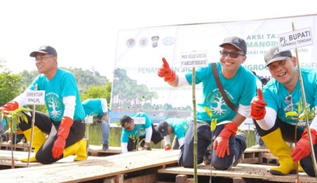 Wakil Presiden Direktur PTAR, Ruli Tanio (tengah) bersama Direktur PPKPL KLHK, Dasrul Chaniago (kiri) serta Pj. Bupati Tapanuli Tengah, Elfin Elyas Nainggolan (kanan) saat menanam bibit mangrove di Pandan. Foto: Dok. PTAR