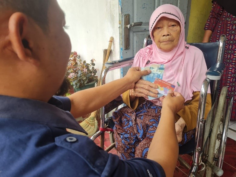Penerima bantuan Kartu Jateng Sejahtera. Sumber: jatengprov.go.id