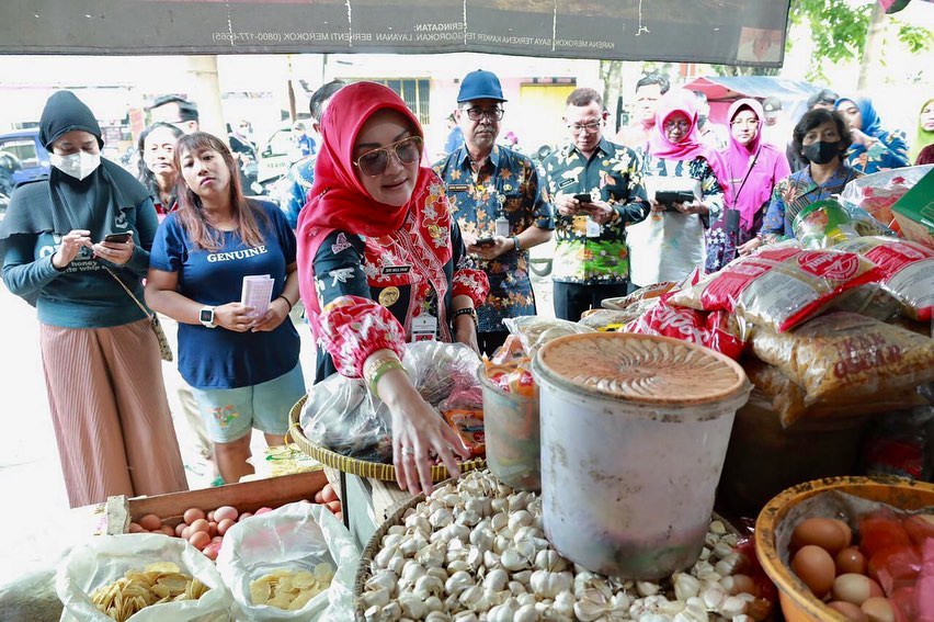 Bupati Klaten beserta jajaran saat sidak di Pasar Srago dan Delanggu. Foto: @humaskabklaten