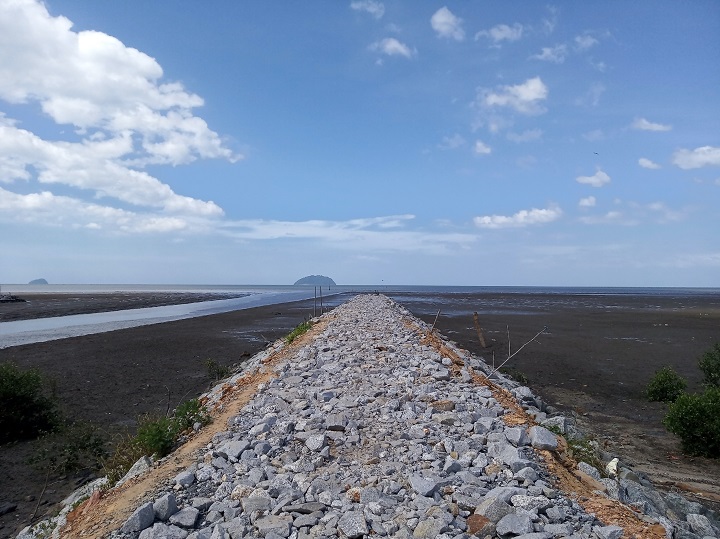 Percepatan Pembangunan Jalur Jalan Lintas Selatan (JJLS), 7 Ruas Jalan Diperbaiki. Ilustarsi jalan rusak. Foto: unsplash.com