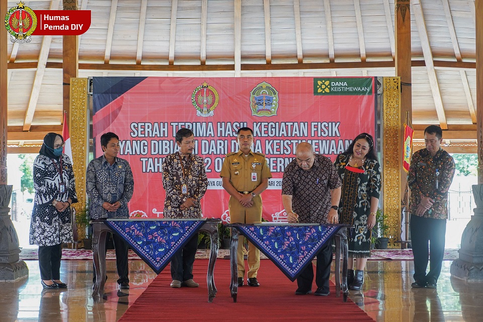 Wagub DIY, Bupati Gunungkidul beserta jajaran saat Acara Serah Terima Hasil Kegiatan Fisik dari Danais Tahun 2022 di Gunungkidul. Foto: jogjaprov.go.id 