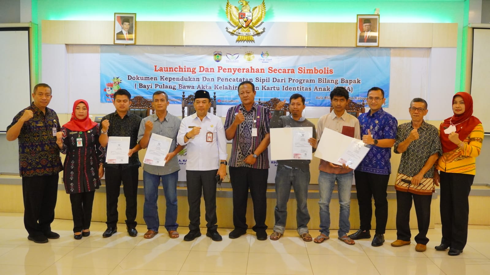 Bupati, Kepala Disdukcapil, Plt. RSUD R.A. Kartini Jepara beserta jajaran saat Peluncuran Program Bilang Bapak di RSUD R.A. Kartini Jepara. Foto: jepara.go.id  