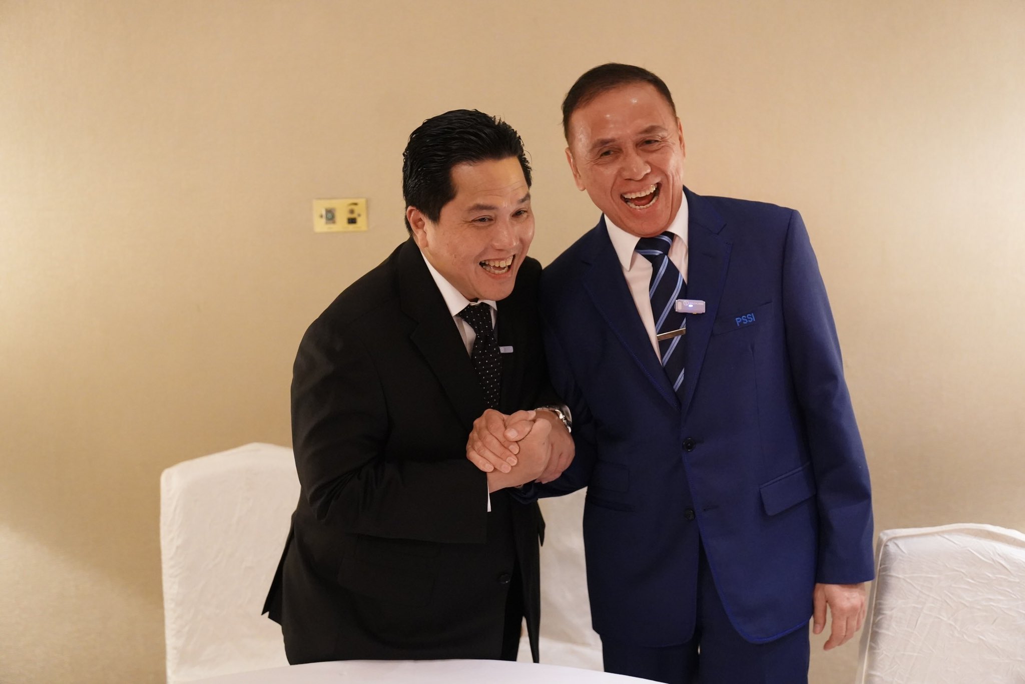 Ketua Umum PSSI yang baru, Erick Thohir (kiri) bersama Mantan Ketua Umum PSSI, Mochamad Iriawan. Foto: twitter @erickthohir