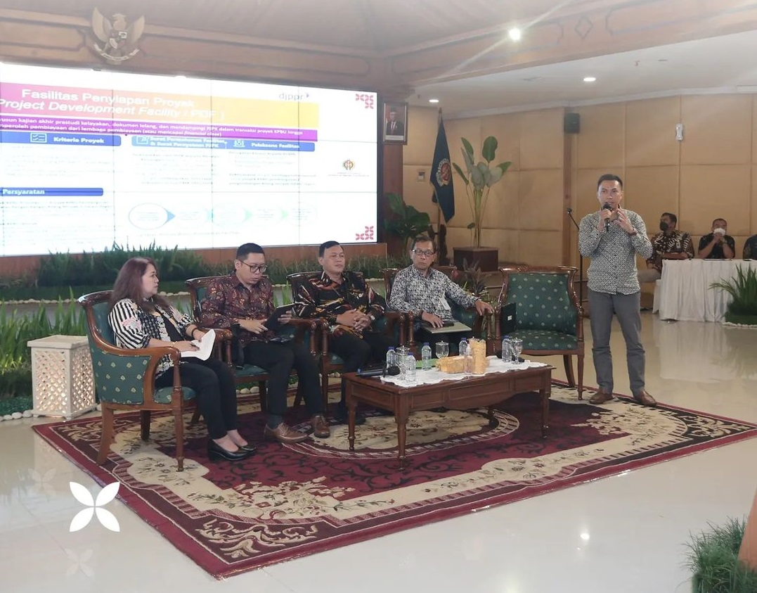 Sekda DIY, Direktur PT PII, Staf Kemenkeu RI beserta jajaran saat Market Sounding Proyek KPBU TPAS Regional Piyungan di Kompleks Kepatihan, Yogyakarta. Foto: @humasjogja  