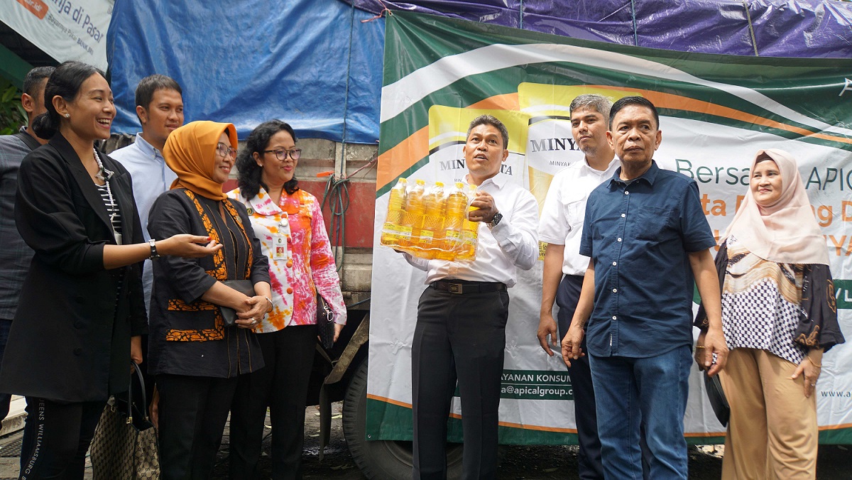 Kepala Disdag Kota Yogyakarta dan Stafsus Mendag RI beserta jajaran saat distribusi 13 Ton Minyakita di Pasar Beringharjo, Kota Yogyakarta. foto: jogjakota.go.id