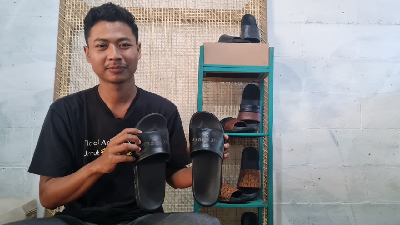 Pemilik UMKM sandal kulit Jepara Guvenli, Ardi Setiawa. Foto: jatengprov.go.id