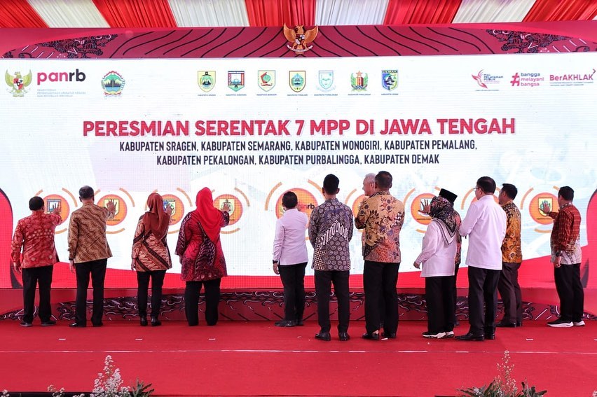 Gubernur Jateng, MenpanRB beserta jajaran saat Peresmian Serentak 7 MPP di Jateng. foto: @kemenpanrb
