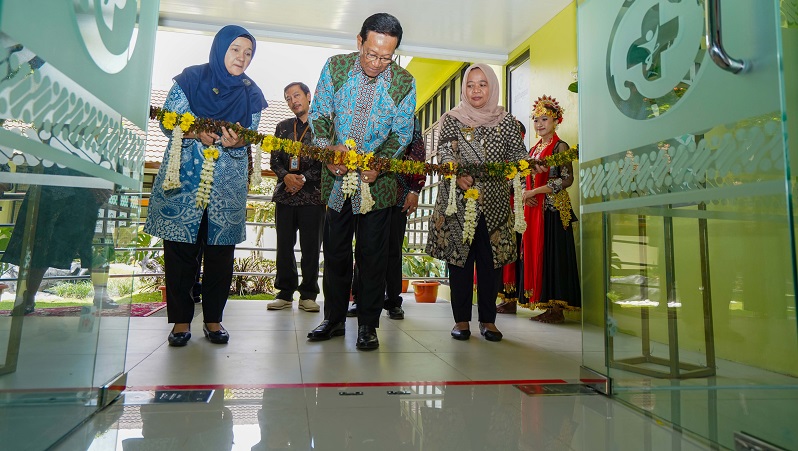 Gubernur DIY, Kepala Dinkes DIY dan Direktur RSJ Grhasia beserta jajaran saat Peresmian Layanan Trauma Healing dan Visum Et Repertum di Wisma Pringgodani, RSJ Grhasia. Foto: jogjaprov.go.id