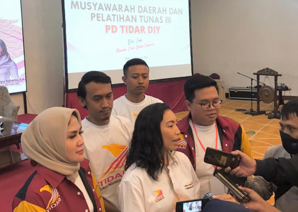 Ketua Umum PP TIDAR, Rahayu Saraswasti didampingi PD TIDAR DIY menjawab pertanyaan awak media (Foto: Dokumen PD TIDAR DIY)