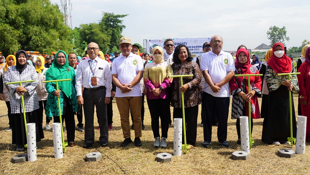 Pj. Wali Kota, Sekda dan Kepala DLH Kota Yogyakarta beserta jajaran saat Peringatan Hari Peduli Sampah Nasional (HPSN) 2023 di Embung Giwangan, Senin (27/2). Foto: jogjakota.go.id