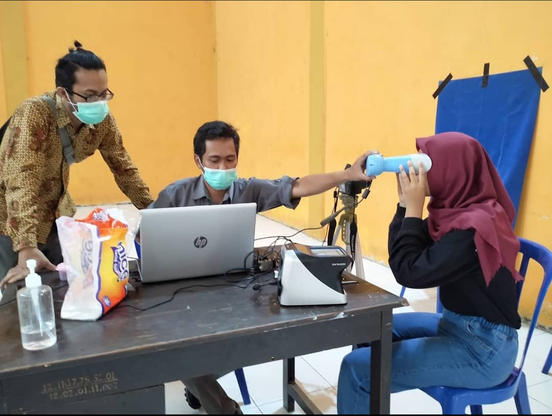 Petugas Dindukcapil Temanggung saat Layani Jemput Bola Perekaman KTP-el. Foto: jatengprov.go.id