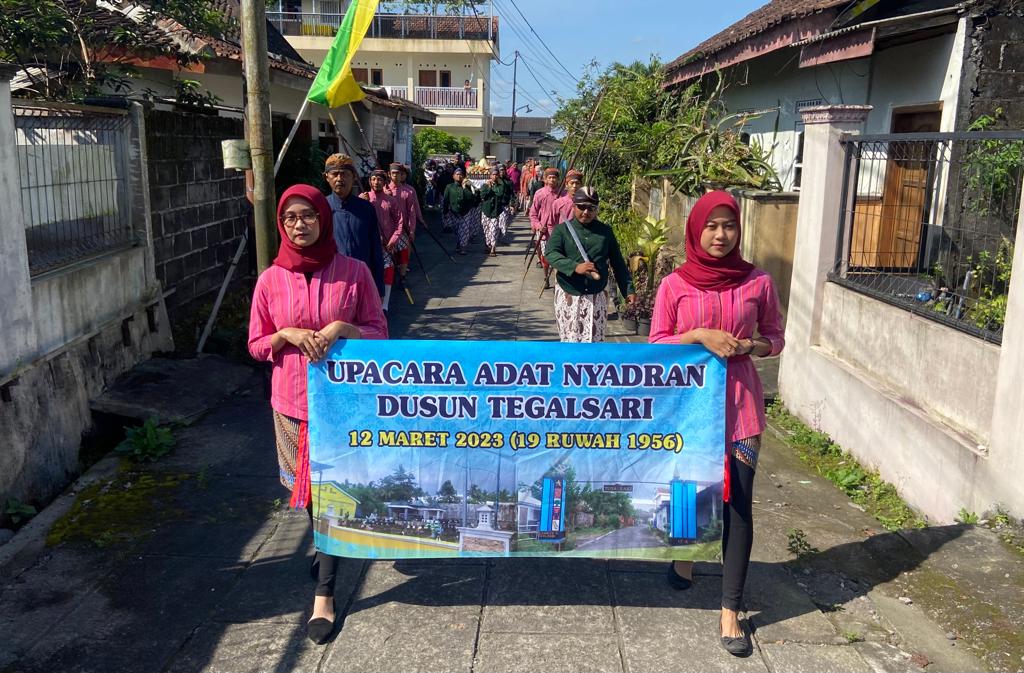 Kirab atau upacara adat Nyadran di Padukuhan Tegalsari, Kalurahan Pakem, Kapanewon Pakem, Kabupaten Sleman (Foto: Posjateng.id/Kartiko Bramantyo Dwi Putro)