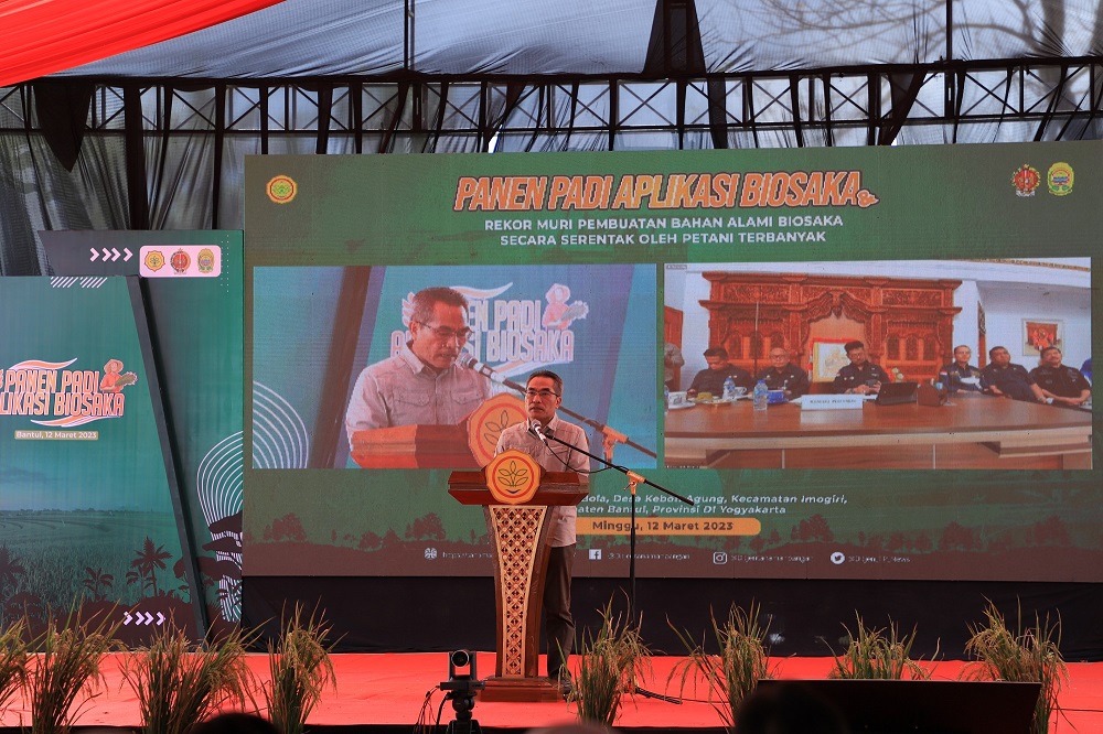 Bupati Bantul, Ditjen Tanaman Pangan Kementan RI beserta Jajaran dan Petani saat Pembuatan Biosaka Seretak untuk Pemecahan Rekor MURI. Foto: bantulkab.go.id