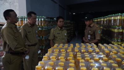 Wabup, Kepala Disdag Gunungkidul beserta Jajaran saat Pantau Stok di Salah Satu Distributor Minyak Goreng di Kecamatan Playen. Foto: gunungkidulkab.go.id