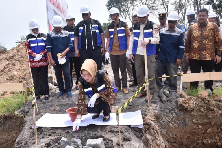 Bupati Sukoharjo, Etik Suryani saat melakukan groundbreaking pembangunan GOR Tipe B dan Taman Budaya. Sumber foto: jatengprov.go.id
