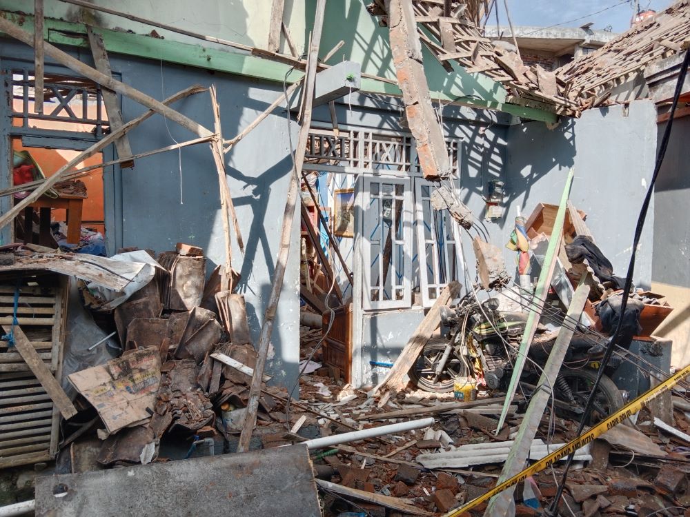 Beberapa rumah rusak akibat ledakan bubuk petasan di Desa Giriwarno, Kecamatan Kaliangkrik, Kabupaten Magelang. Sumber foto: beritamagelang.id