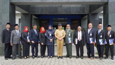 Bupati bersama jajaran Disdik Gunungkidul serta 11 Orang Dewan Pendidikan saat Pelantikan Dewan Pendidikan Periode 2022-2027. Foto: gunungkidulkab.go.id
