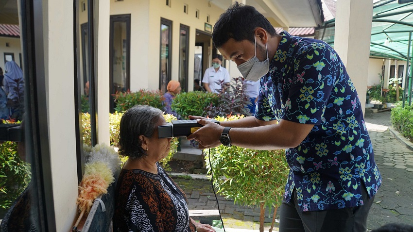 Petugas Dindukcapil Kota Yogyakarta saat Rekam KTP-el di Rumah Pelayanan Sosial Lanjut Usia Budhi Dharma. Foto: jogjakota.go.id 