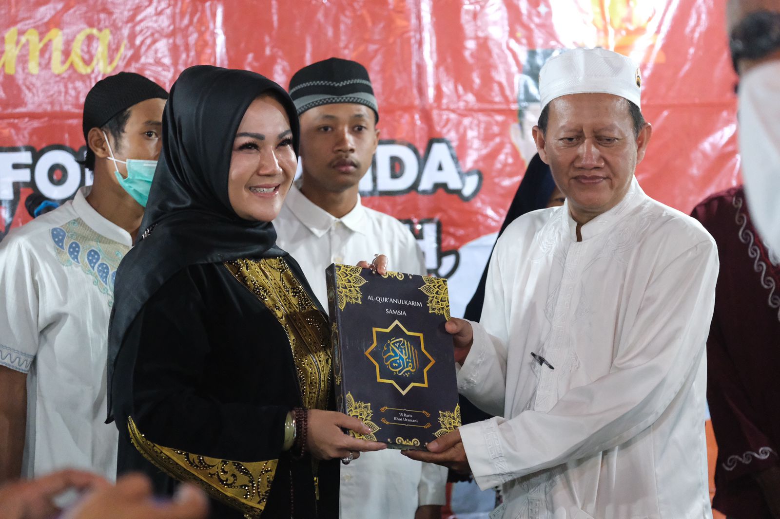 Bupati Klaten, Sri Mulyani secara simbolis menyerahkan bantuan ke Masjid Golo. Foto: Diskominfo Klaten