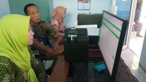 Proses pencetakan e-KTP di Kantor Kecamatan Pancur. Sumber foto: rembangkab.go.id