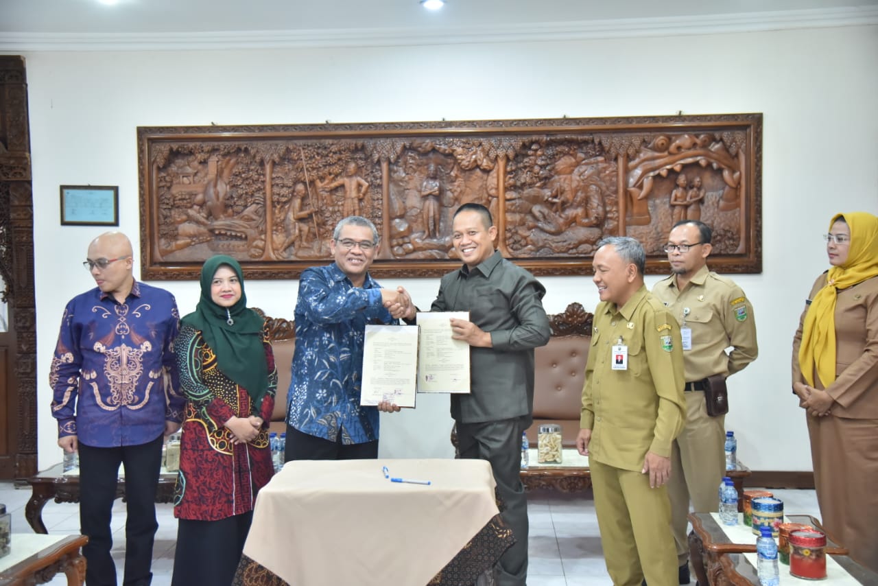 Bupati Kebumen beserta Jajaran dan Rektor UAD Yogyakarta saat Penandatanganan MoU Peningkatan Kualitas SDM. Foto: kebumenkab.go.id