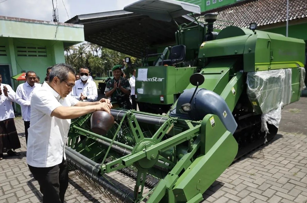 Bupati Bantul beserta Jajaran dan Gapoktan Tani Mukti saat Penyerahan Combine Harvester. Foto: bantulkab.go.id