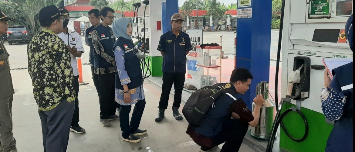 Pengecekan mesin pengisian BBM di SPBU. Sumber Foto: rembangkab.go.id