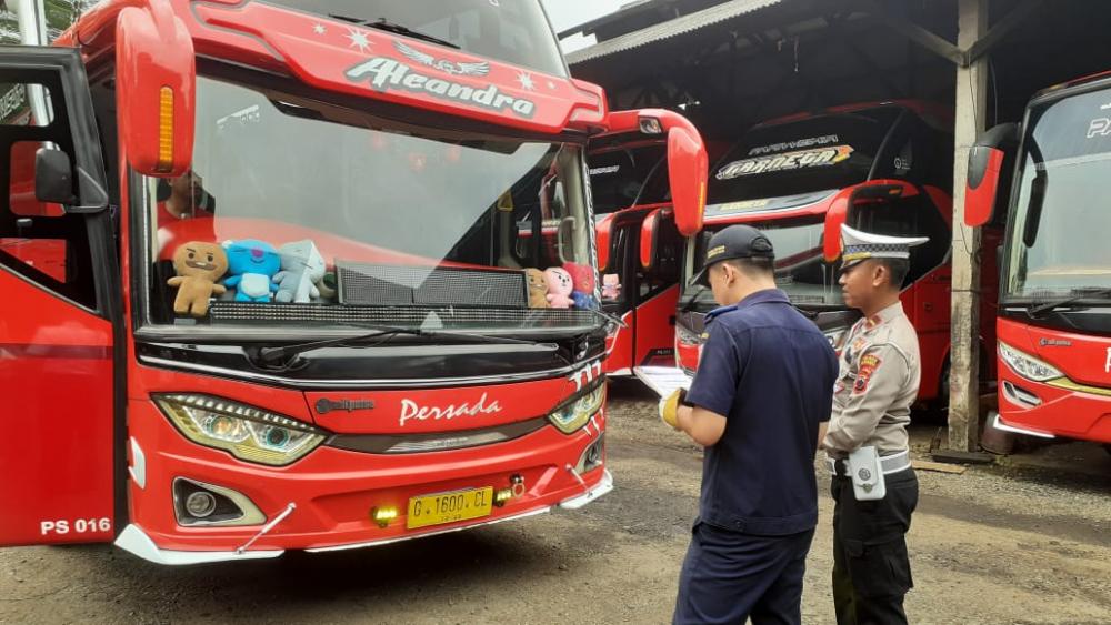 Dishub Batang dan Satlantas Polres Batang Cek Kelaikan 3 Bus untuk Program Mudik Gratis 2023. Foto: batangkab.go.id