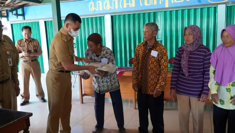 Bupati Gunungkidul Serahkan Bantuan Beras kepada Warga Kecamatan Saptosari dan Paliyan. Foto: gunungkidulkab.go.id