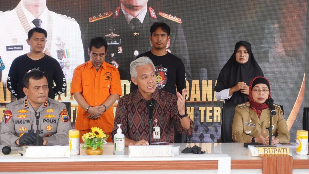 Gubernur Jawa Tengah, Ganjar Pranowo saat menghadiri konferensi pers kasus pelecehan seksual yang dilakukan salah satu pengasuh Pondok Pesantren di Kabupaten Batang. Sumber foto: beritabatangkab.go.id