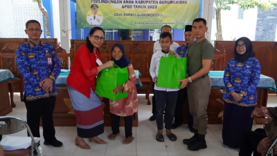 Bupati dan Kepala Dinsos PPPA Gunungkidul bersama Anggota Komisi VIII DPR RI saat Penyerahan Bansos kepada Lansia dan Anak Terlantar di Kantor Kapanewon Karangmojo. Foto: gunungkidulkab.go.id