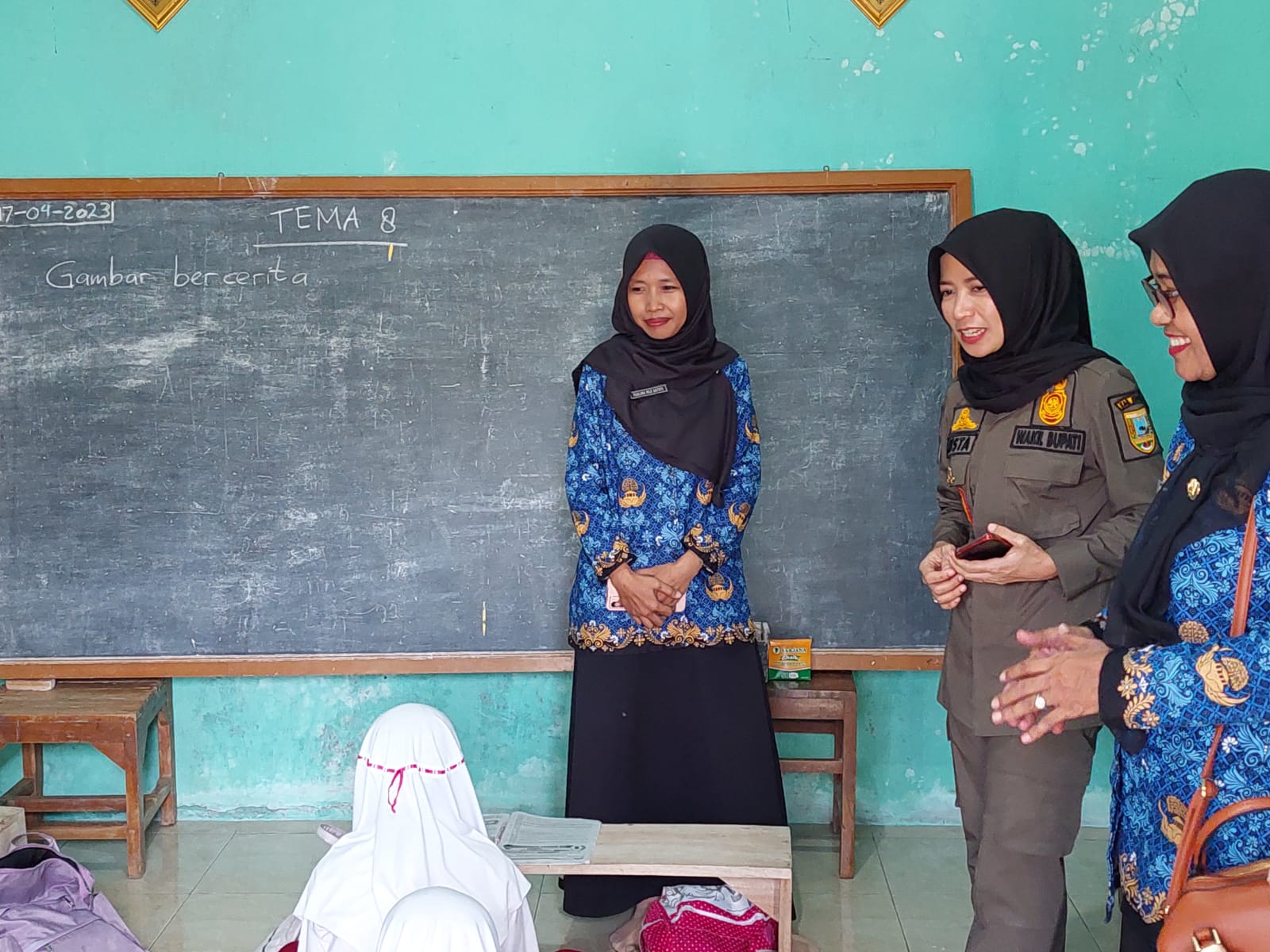 Wakil Bupati Kebumen, Ristawati Purwaningsih memastikan perbaikan gedung SDN 1 Kemangguan dilakukan usai lebaran 2023. Sumber foto: kebumenkab.go.id