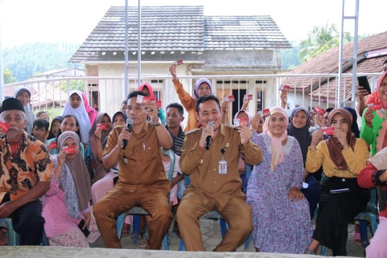 Plt. Bupati Pemalang, Mansur Hidayat saat menghadiri sosialisasi dan pembagian kartu perdana Telkomsel di Dusun Pulsari, Desa Suru, Kecamatan Bantarbolang. Sumber foto: pemalangkab.go.id