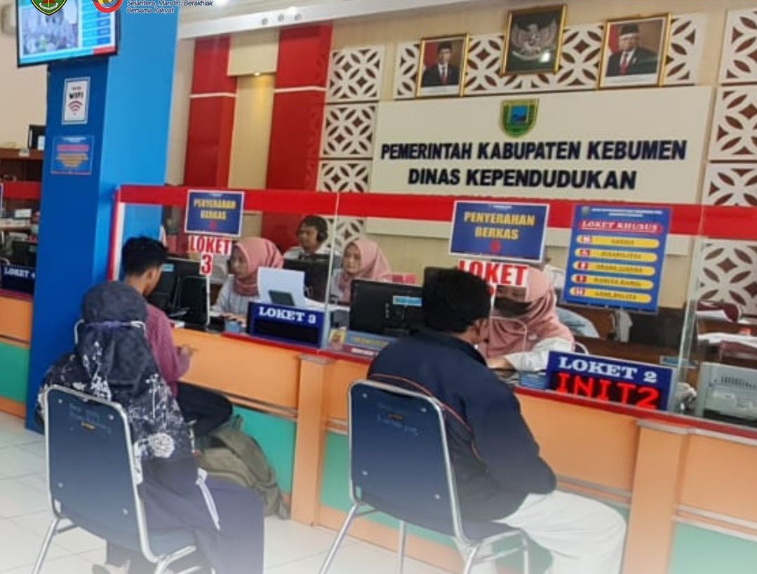 Kegiatan Pelayanan Administrasi di Disdukcapil Kabupaten Kebumen. Foto: Instagram @pemkabkebumen