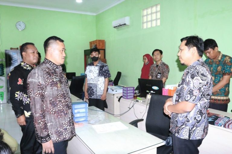 Plt. Bupati Pemalang, Mansur Hidayat melakukan sidak kehadiran ASN pada hari pertama kerja usai libur lebaran. Sumber foto: pemalangkab.go.id