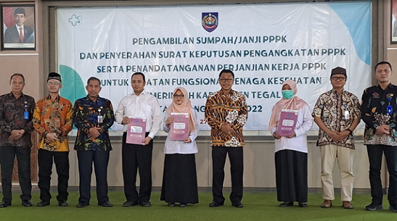 Sekda saat Melantik 34 PPPK Kabupaten Tegal di Pendopo Amangkurat. Foto: tegalkab.go.id 