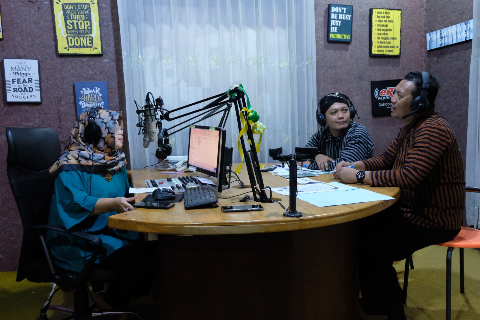 Dindikpora Temanggung pada Dialog Siang dengan tema PPDB Online di Radio eRTe FM. Sumber foto: jatengprov.go.id