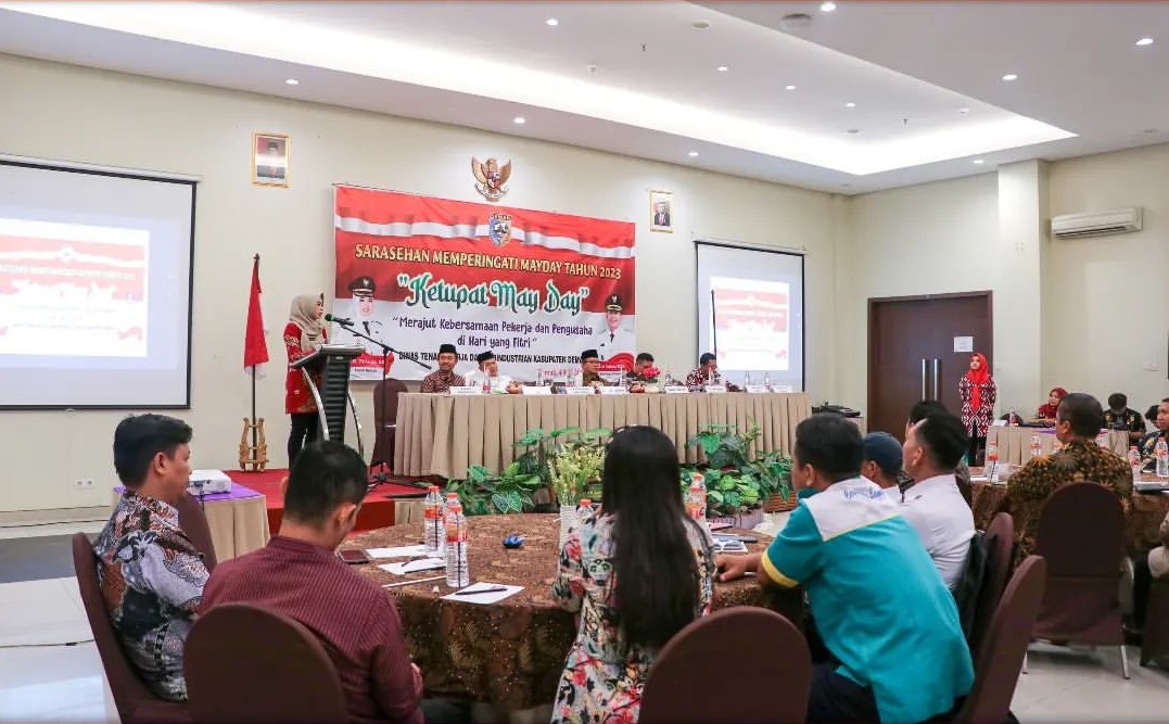 Bupati Demak beserta Jajaran, Pengusaha dan Pekerja saat Serasehan Memperingati Hari Buruh Internasional Tahun 2023. Foto: Instagram @prokopim_demak