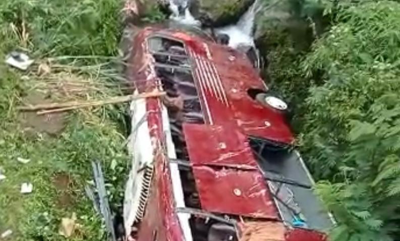 Bus pariwisata terjun ke sungai di kawasan objek wisata Guci, Kabupaten Tegal, Minggu (7/5). (Foto: Tangkapan layar video Ahmad Hasyemi)