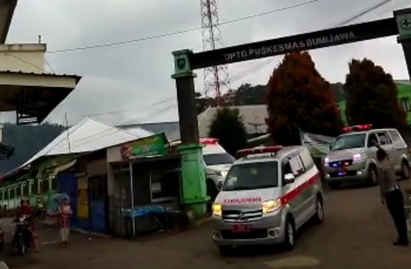 Ambulans merujuk korban kecelakaan bus pariwisata di Guci dari Puskesmas Bumi Jawa ke RSUD dr. Soeselo Slawi (Foto: Tangkapan layar video/Ahmad Hasyemi)