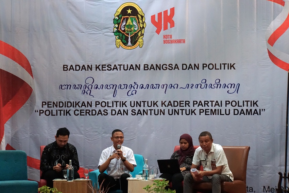 Kepala Diskominfosan dan Kabid Politik Dalam Negeri dan Organisasi Masyarakat Kesbangpol Kota Yogyakarta beserta Jajaran dan Peserta Pendidikan Politik untuk Kader Partai Politik. Foto: jogjakota.go.id