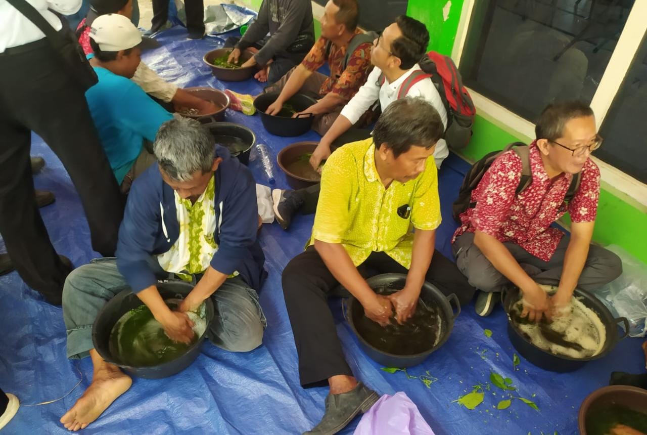 Distanpan Rembang memperkenalkan penggunaan biosaka kepada para petani. Sumber foto: jatengprov.go.id